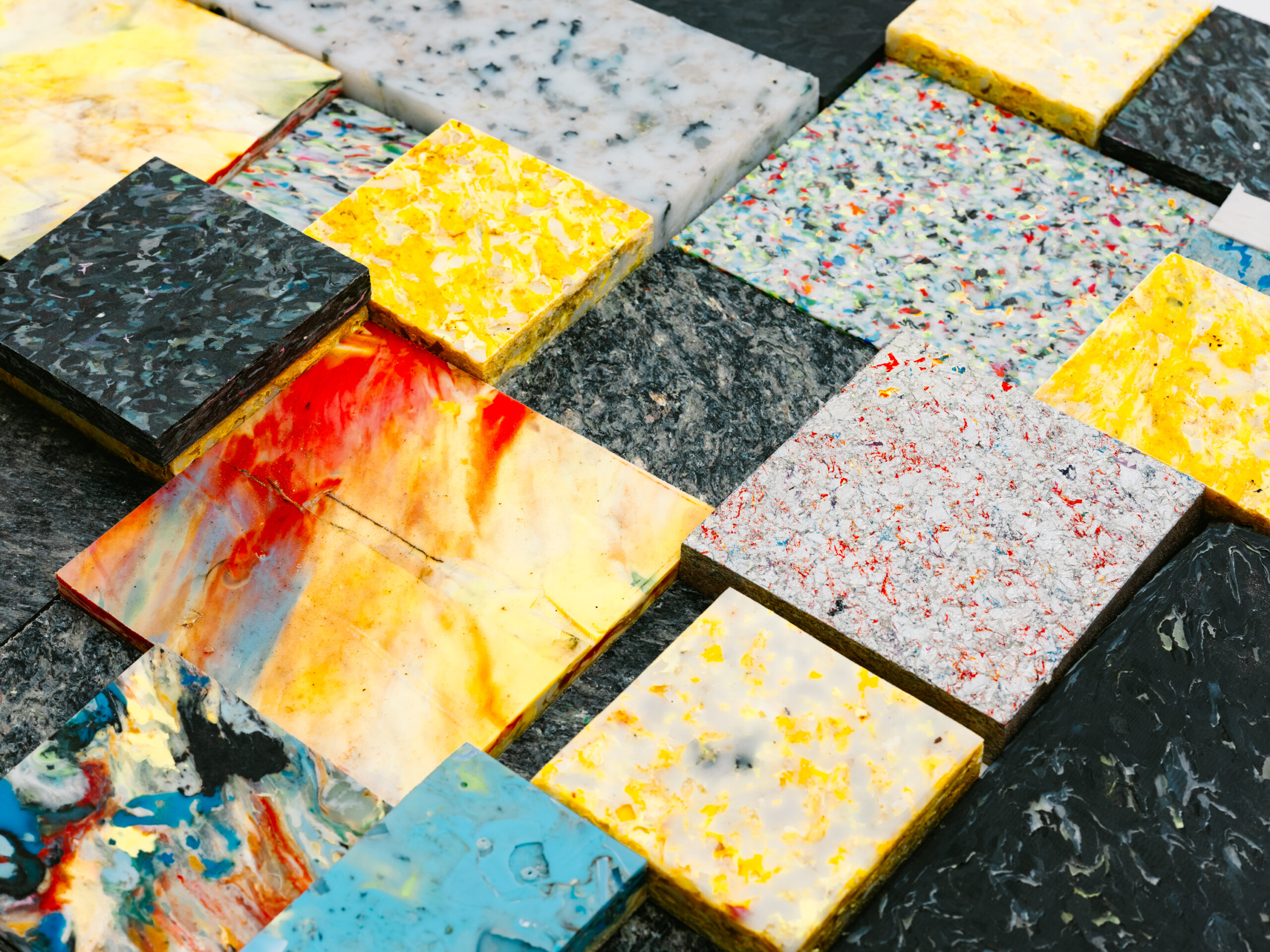 海洋プラや企業ごみの色が映える再生プラスチック板材 | GYOG / GOMI